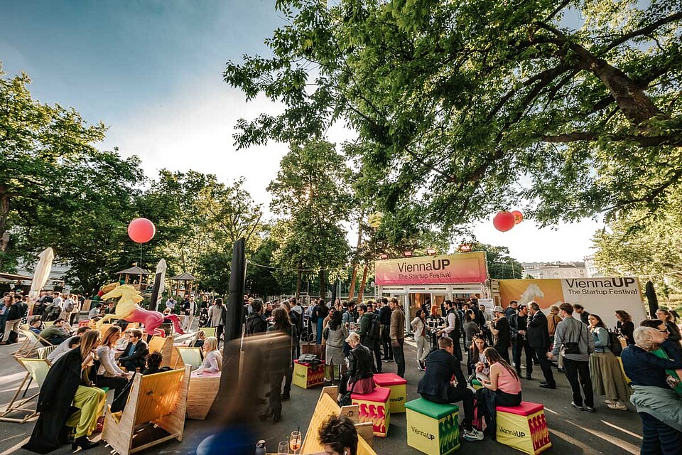 The crowded ViennaUP Homebase on Karlsplatz