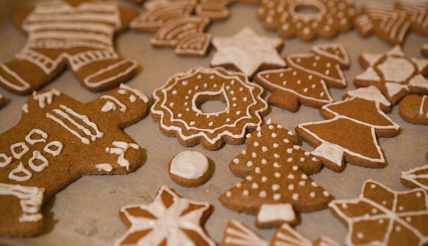 A tray of Christmas gingerbread biscuits