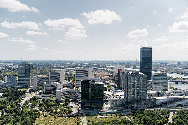 A photo of the United Nations building and surrounding landscape as seen from a nearby high point. 