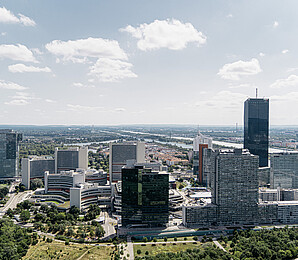 A photo of the United Nations building and surrounding landscape as seen from a nearby high point. 