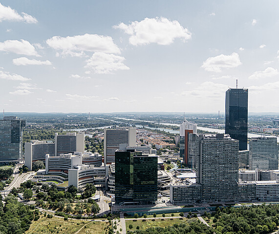A photo of the United Nations building and surrounding landscape as seen from a nearby high point. 