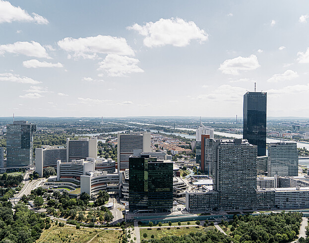 A photo of the United Nations building and surrounding landscape as seen from a nearby high point. 