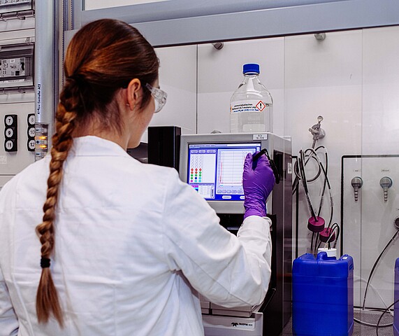 A female researcher operates equipment in the Boehringer Ingelheim laboratory. 