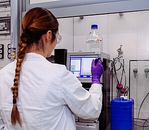 A female researcher operates equipment in the Boehringer Ingelheim laboratory. 