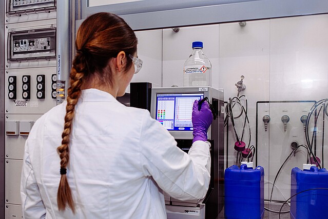 A female researcher operates equipment in the Boehringer Ingelheim laboratory. 