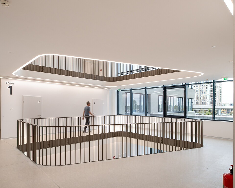 Innenansicht des ersten Stockwerks im Technologiezentrum Seestadt