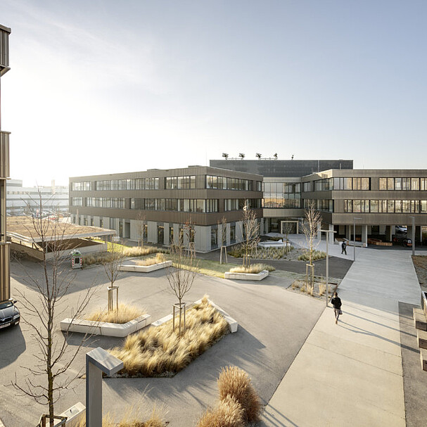 Blick auf die Gebäude des Technologiezentrum Seestadt