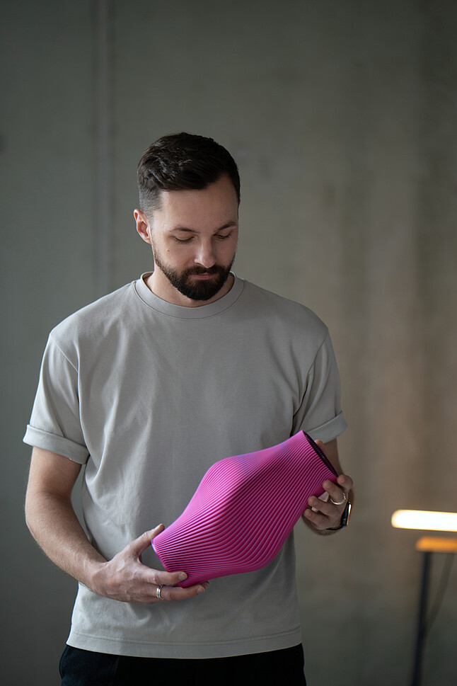 Markus Schaffer von Sheyn betrachtet Vase im 3D-Design in Pink