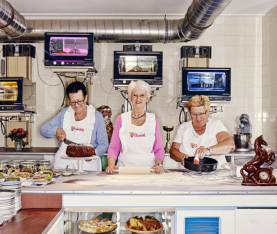 Three granbdmothers baking cake in the Vollpension studio