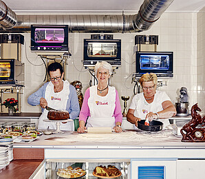 Three granbdmothers baking cake in the Vollpension studio