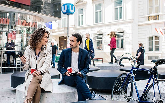 Two people discussing outdoors in Vienna