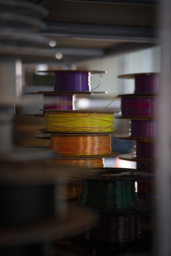 Spulen mit Material für 3D-Druck in bunten Farben