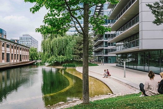 A view of a pond with the Startup House in the background in one of Vienna's up-and-coming business districts.